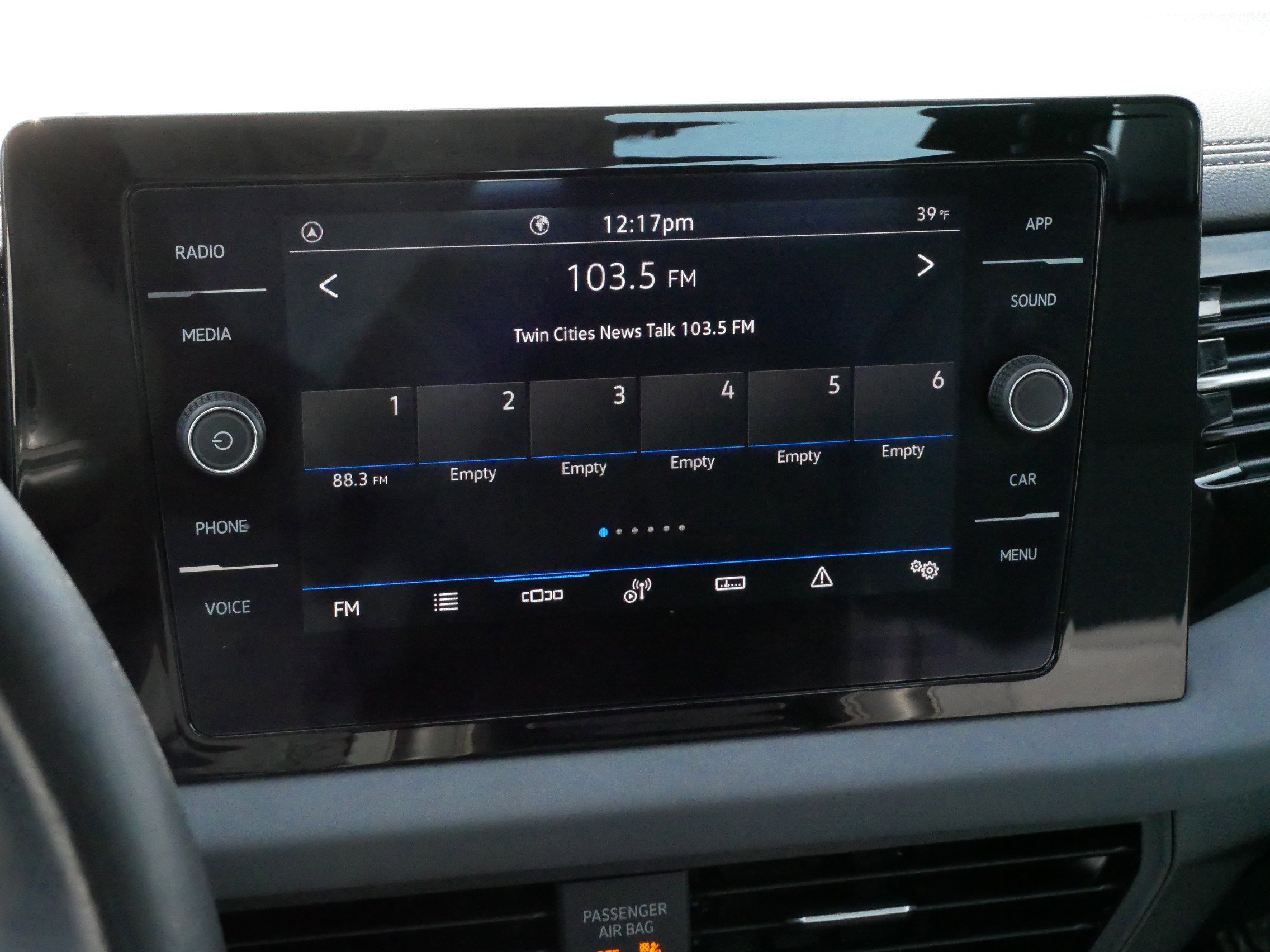 Certified 2025 Volkswagen Jetta SE w/ Sunroof Package image 22