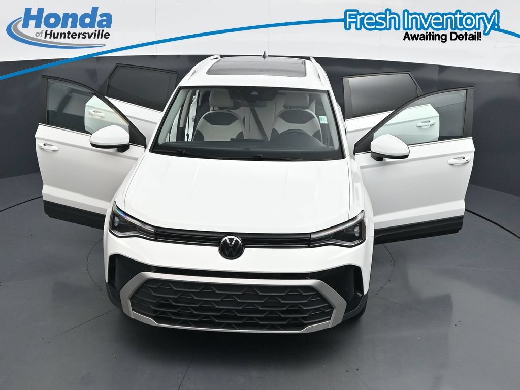 Used 2025 Volkswagen Taos SE w/ Panoramic Sunroof Package FWD image 37