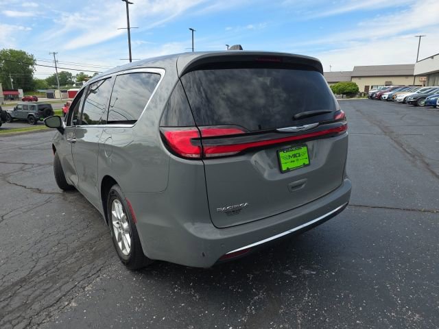Used 2023 Chrysler Pacifica Touring-L FWD image 5