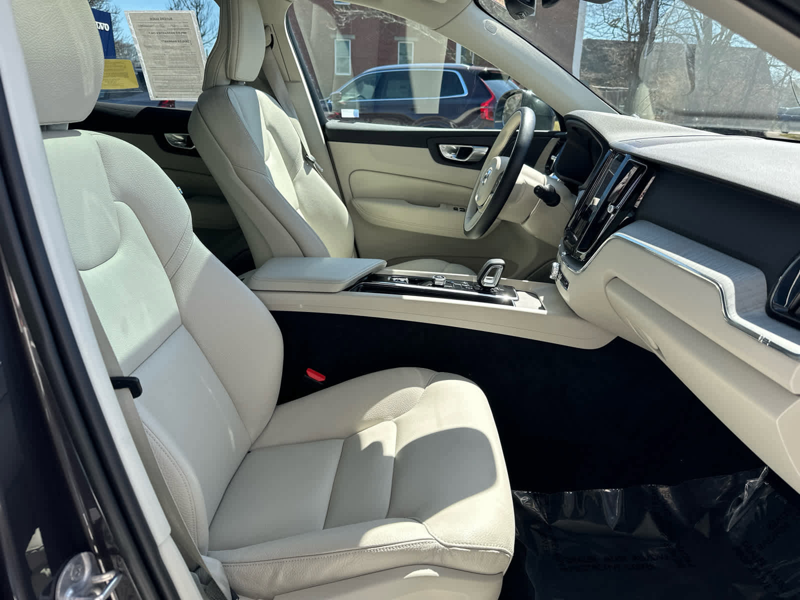 Used 2023 Volvo XC60 B5 Plus w/ Climate Package image 33