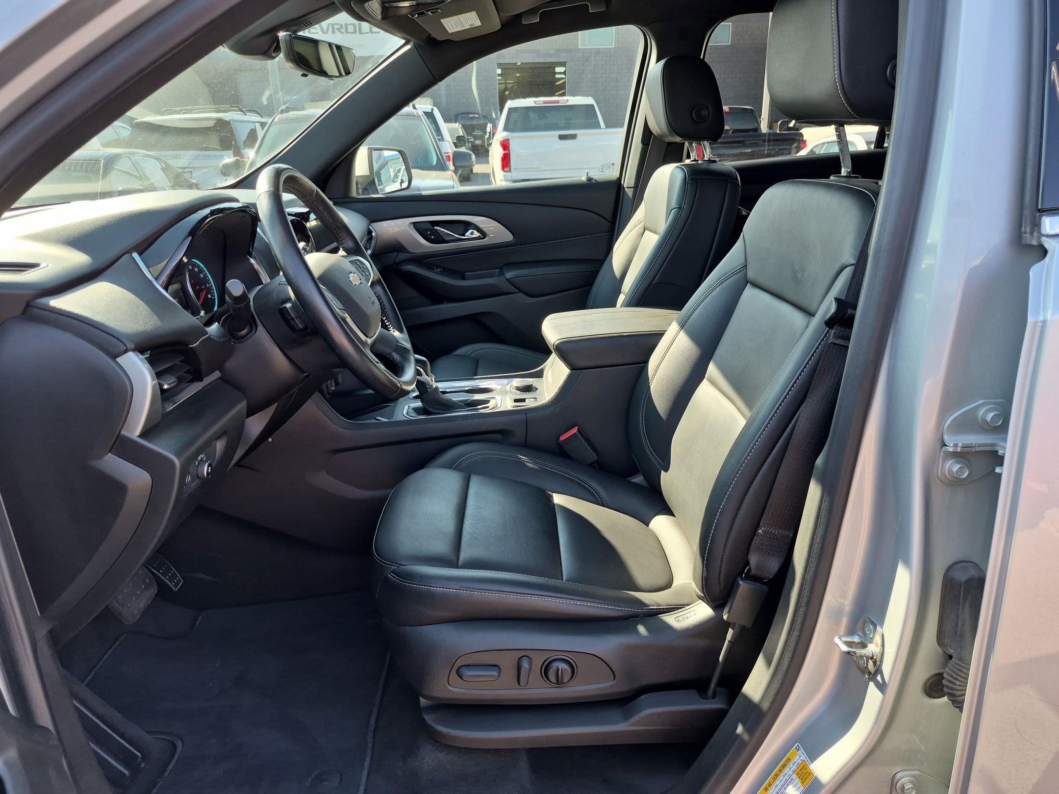 Used 2022 Chevrolet Traverse LT w/ LT Premium Package AWD/4WD image 15