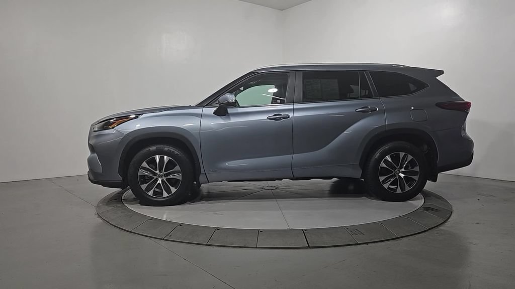 Used 2023 Toyota Highlander XLE AWD/4WD image 2