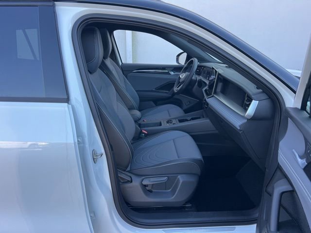 New 2026 Volkswagen Tiguan SE R-Line FWD image 28