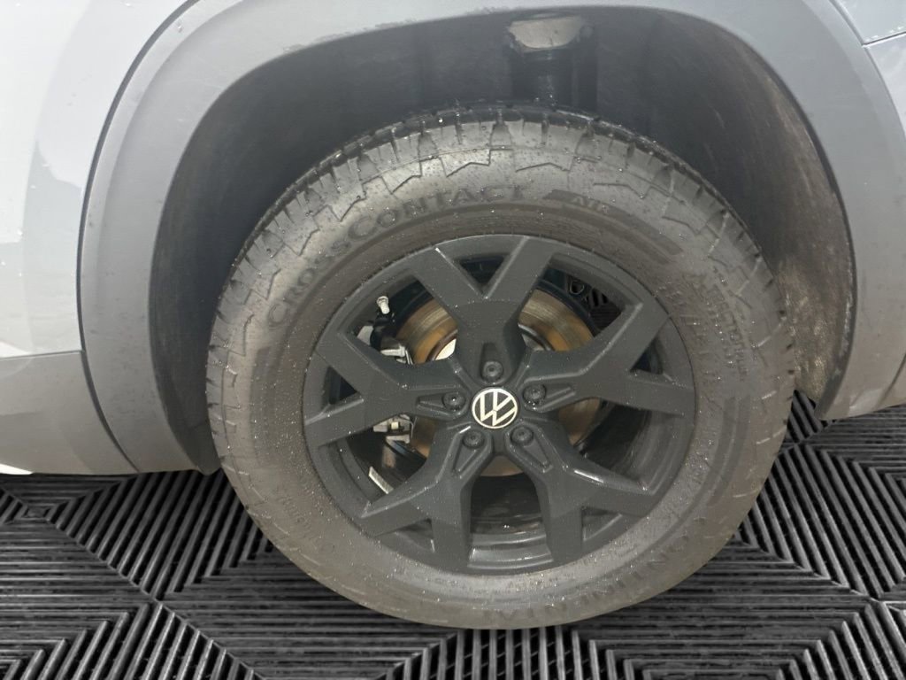 Used 2025 Volkswagen Atlas Peak Edition SE image 21