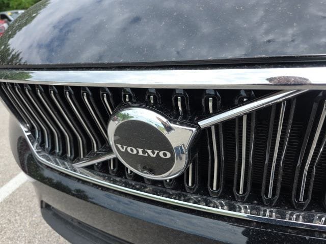 Used 2024 Volvo XC40 B5 Plus AWD/4WD image 9