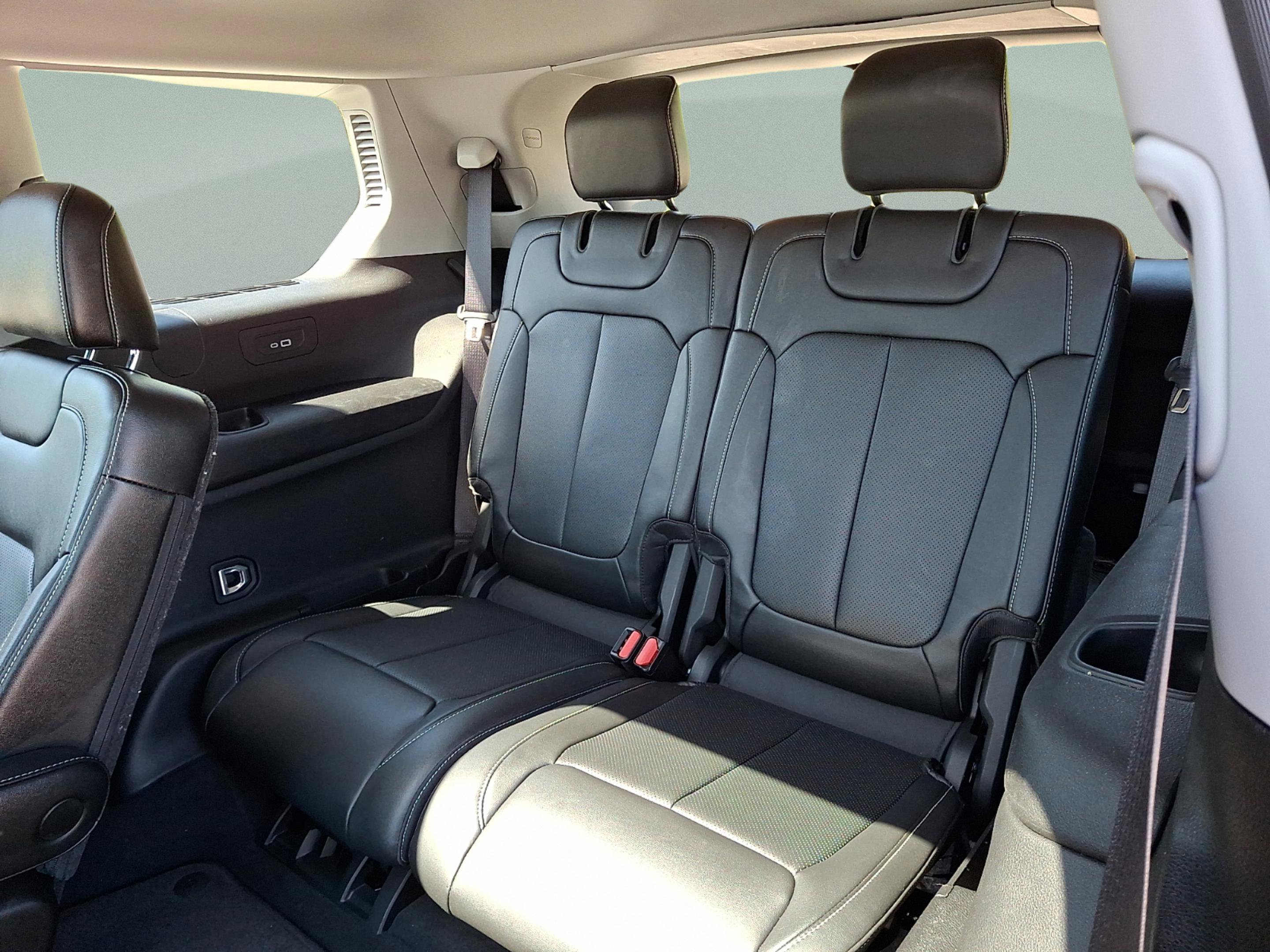Certified 2023 Jeep Grand Cherokee L Limited w/ Luxury Tech Group II AWD/4WD image 9