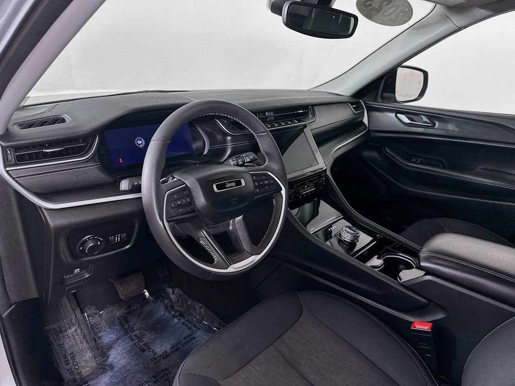 Certified 2023 Jeep Grand Cherokee Laredo w/ Luxury Tech Group I AWD/4WD image 17