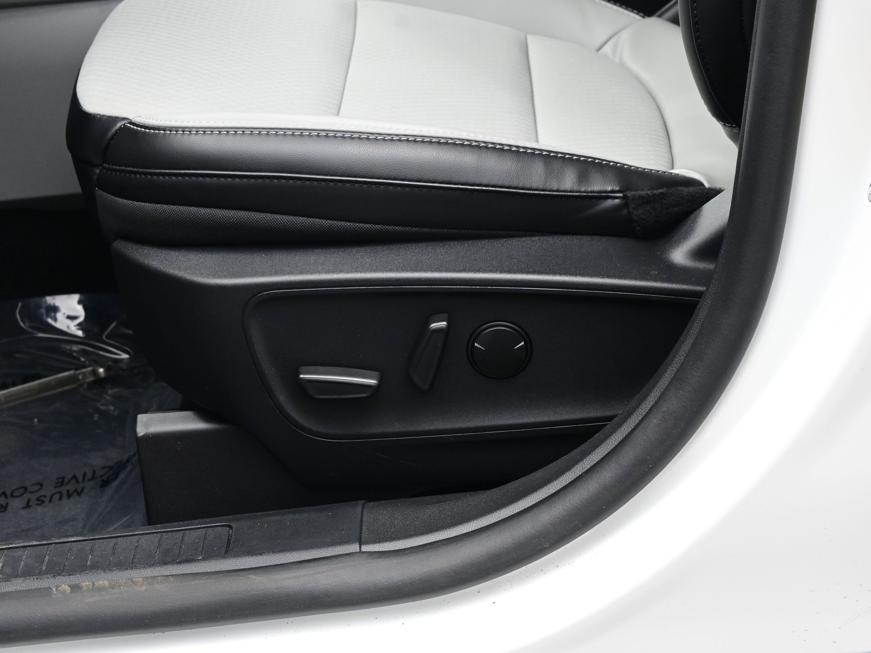 Used 2025 Ford Escape SE image 11