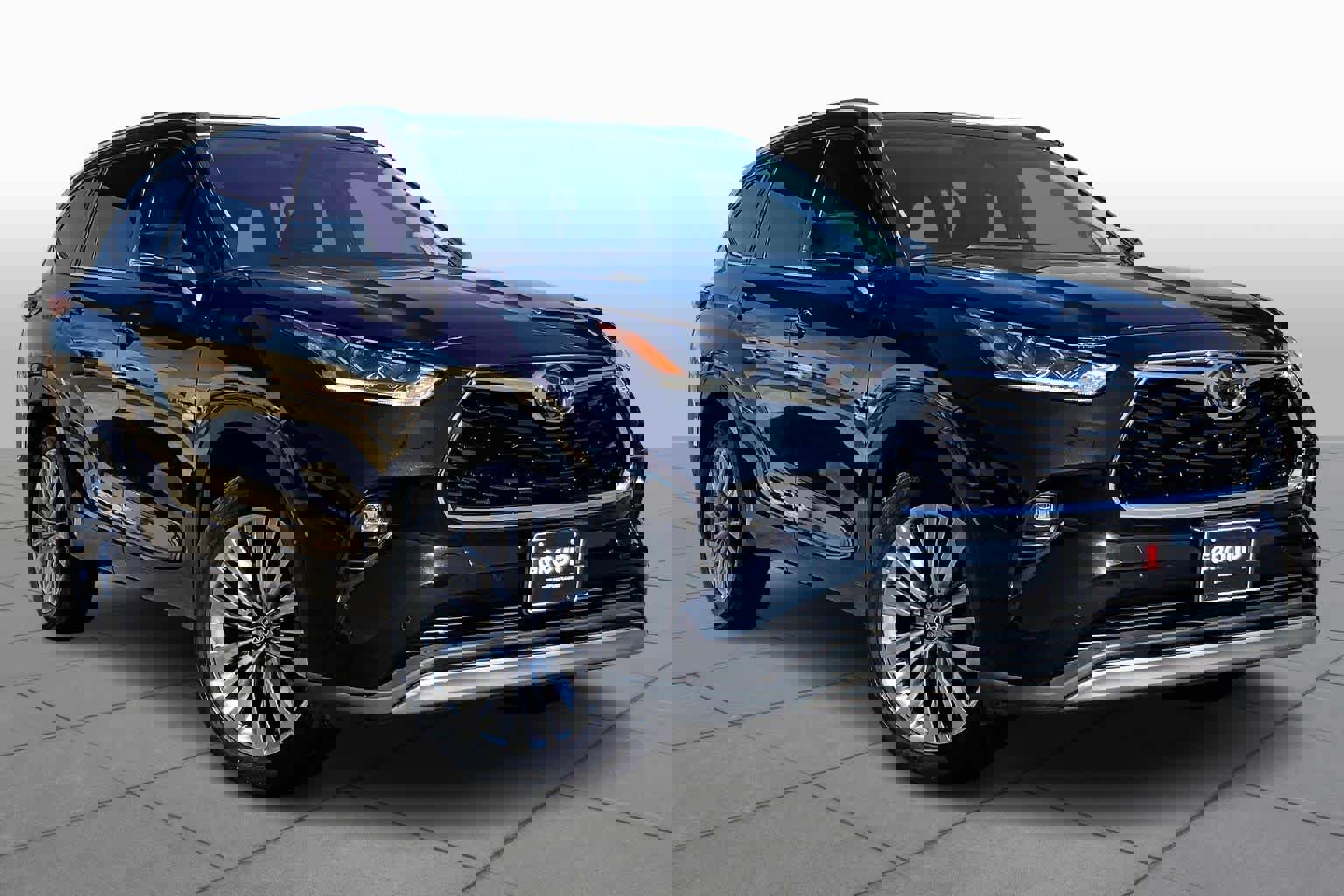 Used 2024 Toyota Highlander Platinum image 2