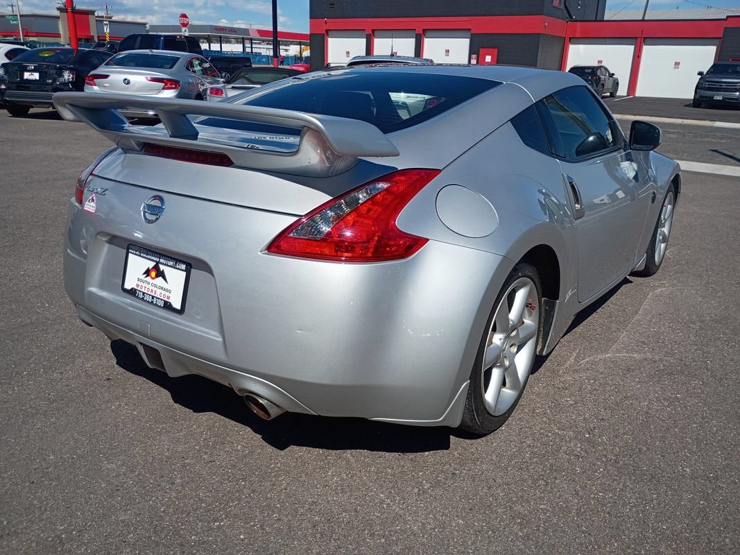 Used 2011 Nissan 370Z Coupe RWD image 7