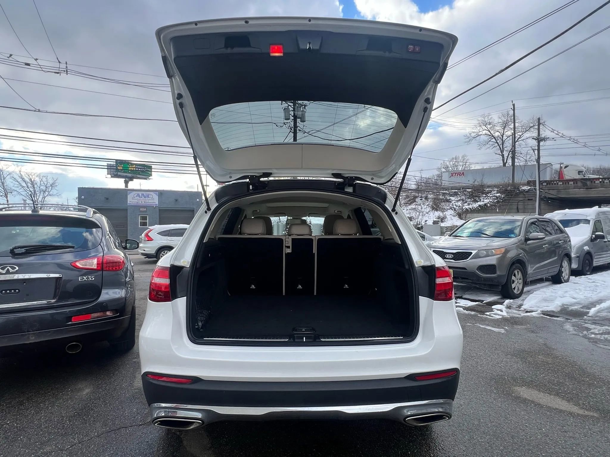 Used 2019 Mercedes-Benz GLC 300 4MATIC w/ Premium Package image 9