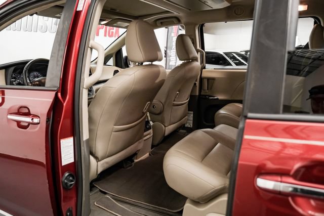 Used 2019 Toyota Sienna XLE Premium FWD image 32