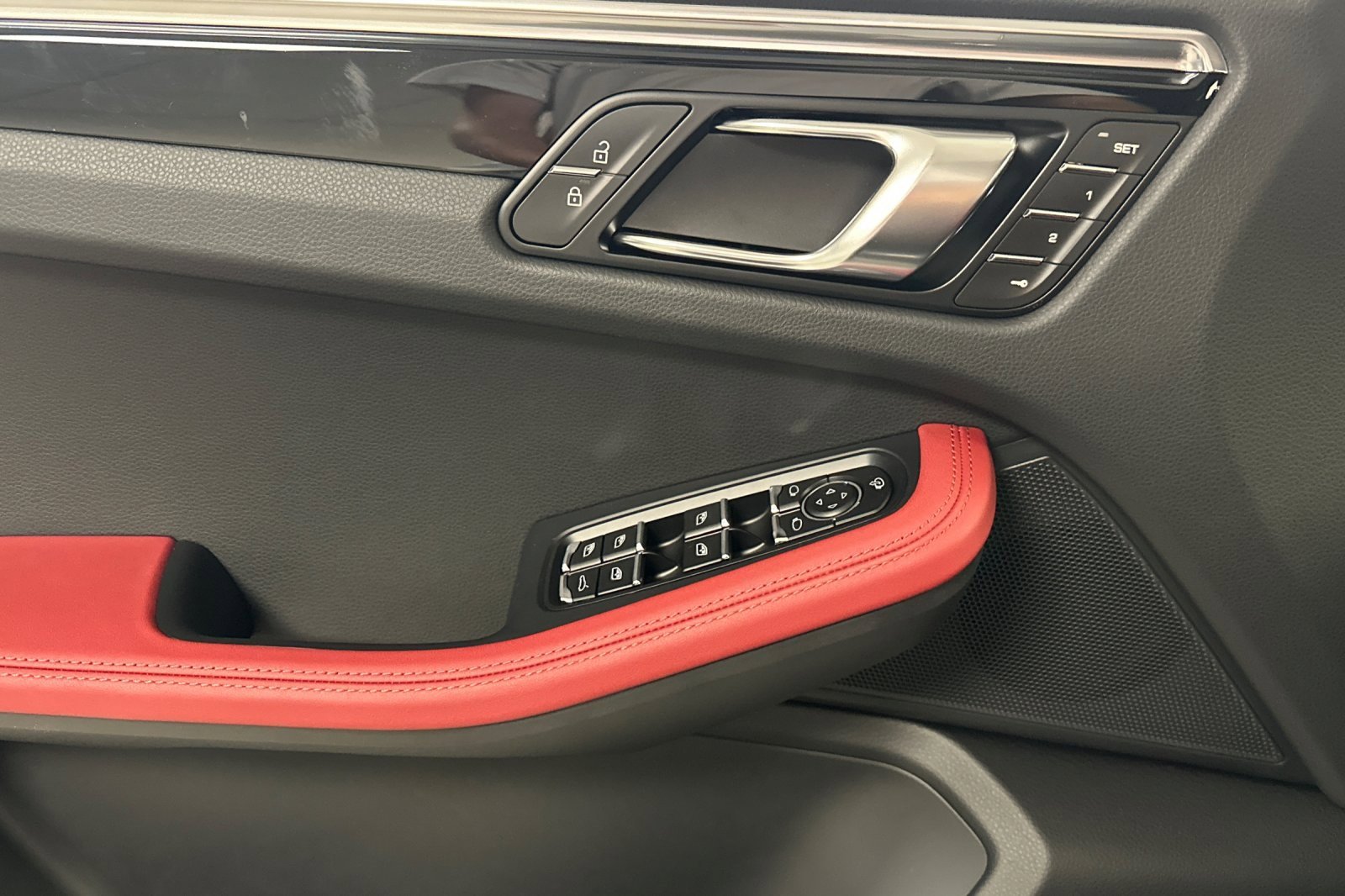 Certified 2025 Porsche Macan image 13