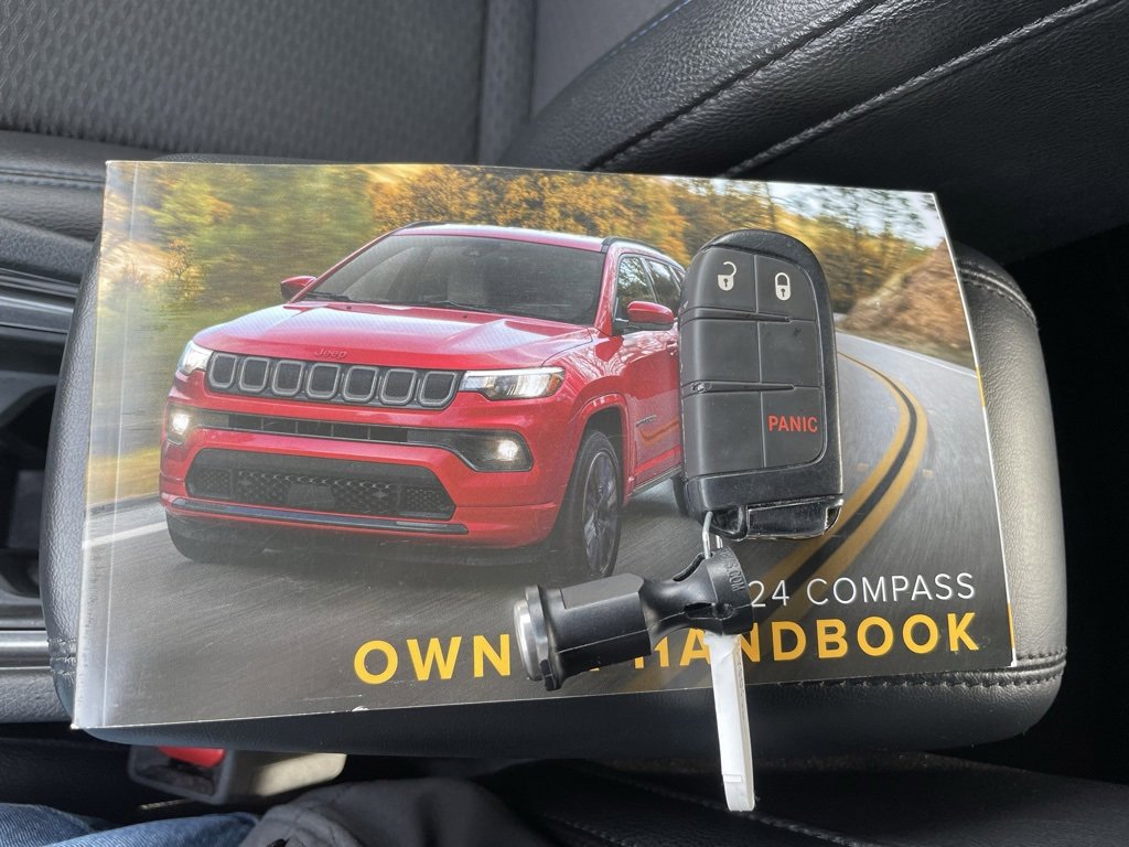 Used 2024 Jeep Compass Latitude image 41