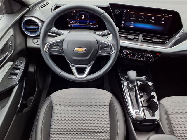Used 2024 Chevrolet Trax LT w/ LT Convenience Package image 5