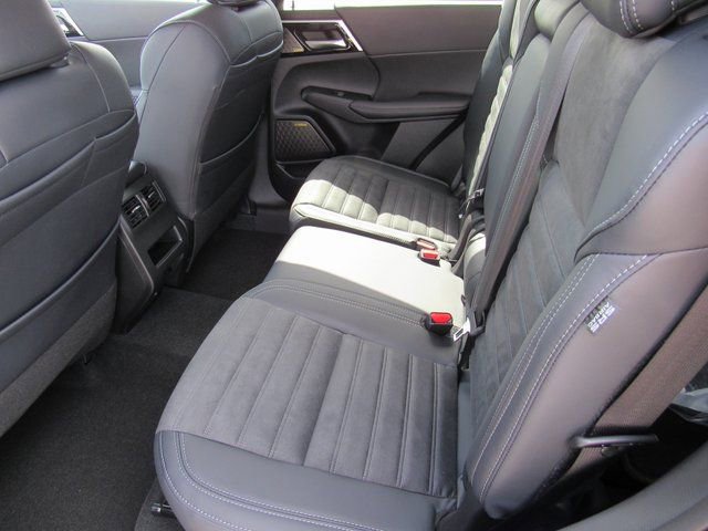 New 2025 Mitsubishi Outlander SE image 9
