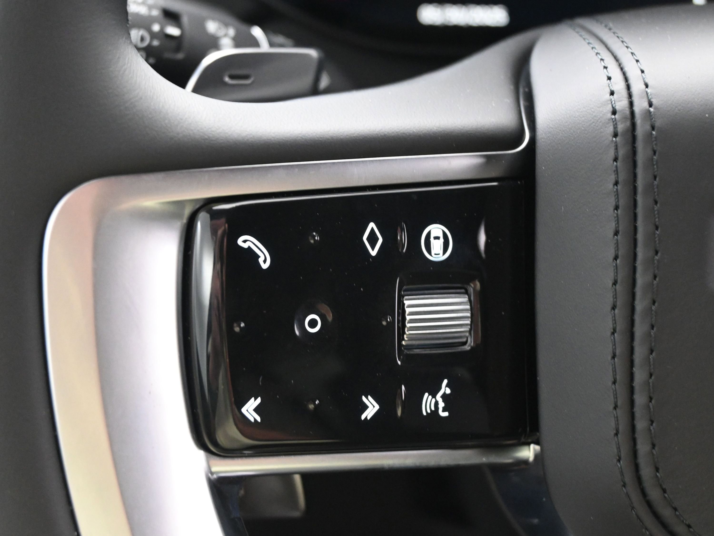 New 2025 Land Rover Range Rover Long Wheelbase SE image 18