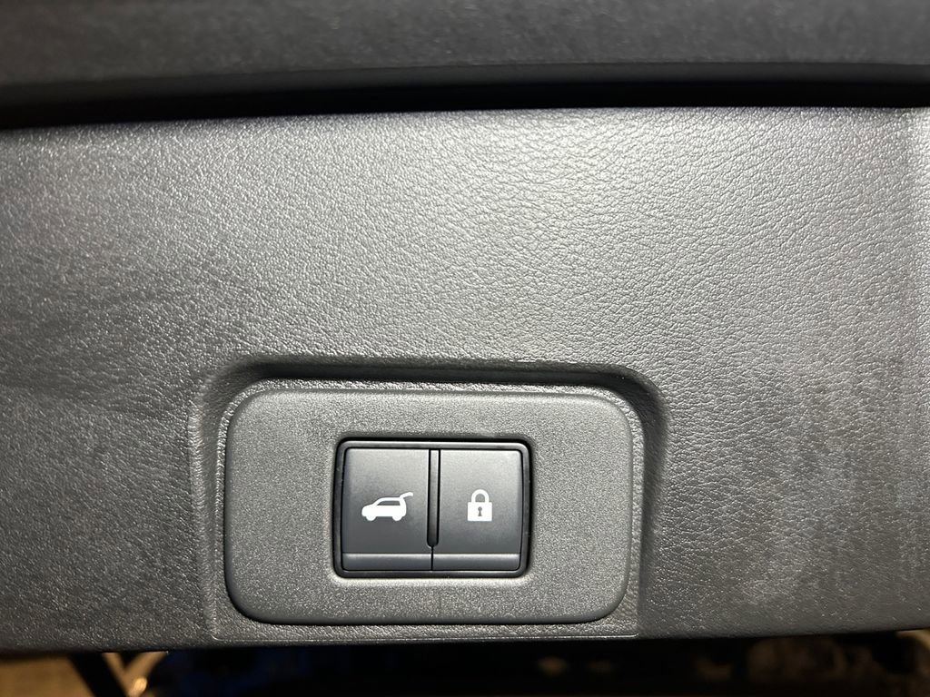 Used 2025 Nissan Rogue SV AWD/4WD image 21