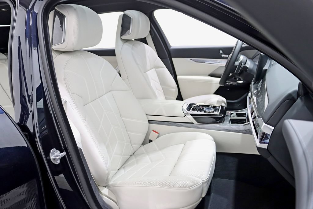 Used 2024 BMW 740i xDrive w/ Premium Package 2 AWD/4WD image 27