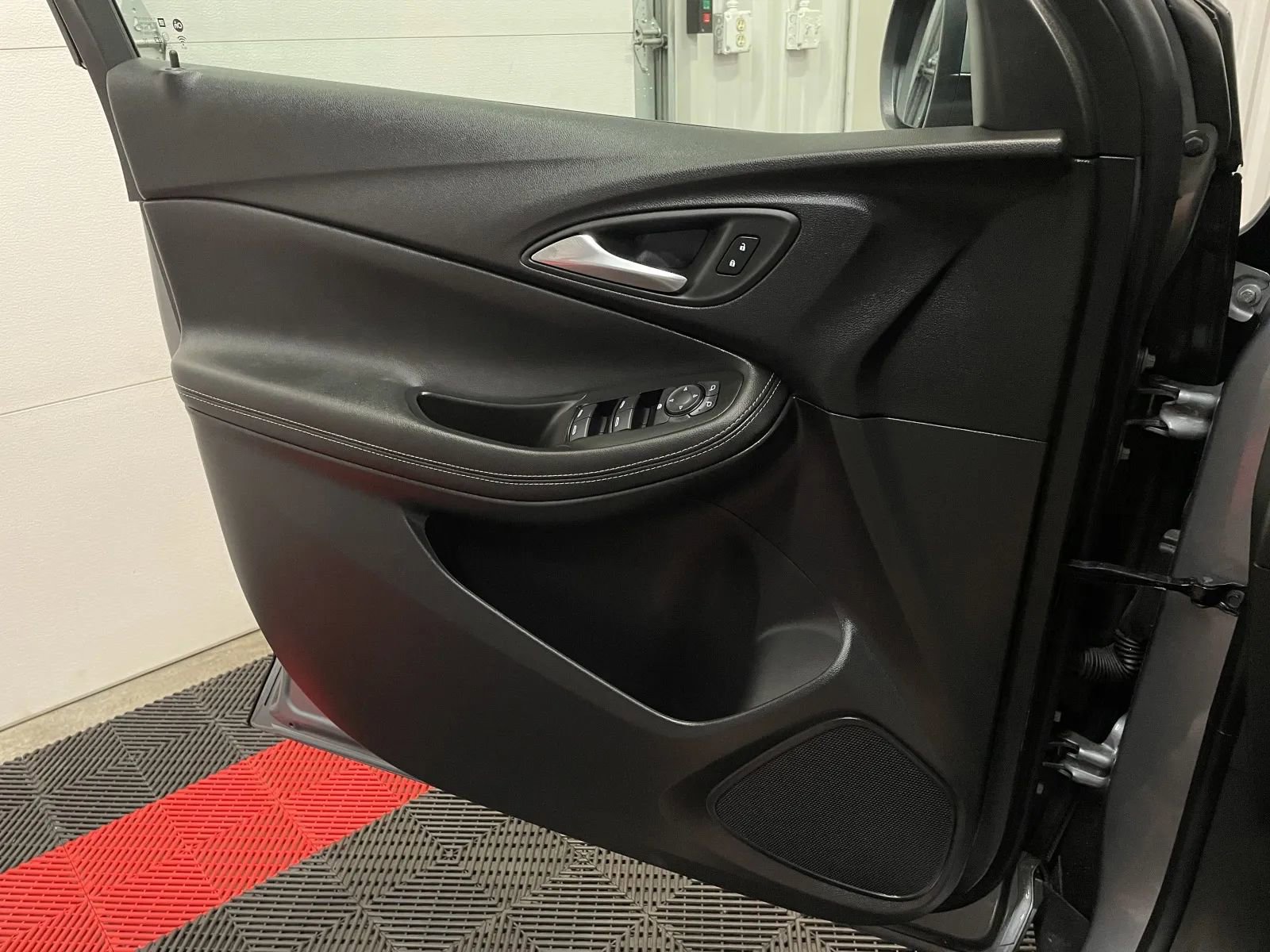 Used 2025 Buick Encore GX Preferred image 24