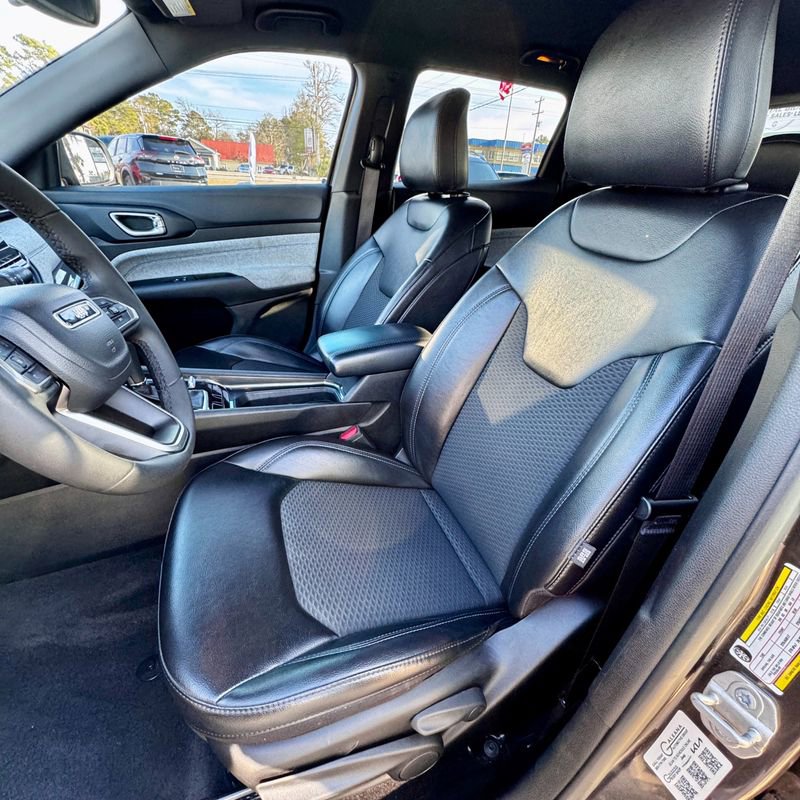 Used 2023 Jeep Compass Latitude image 11