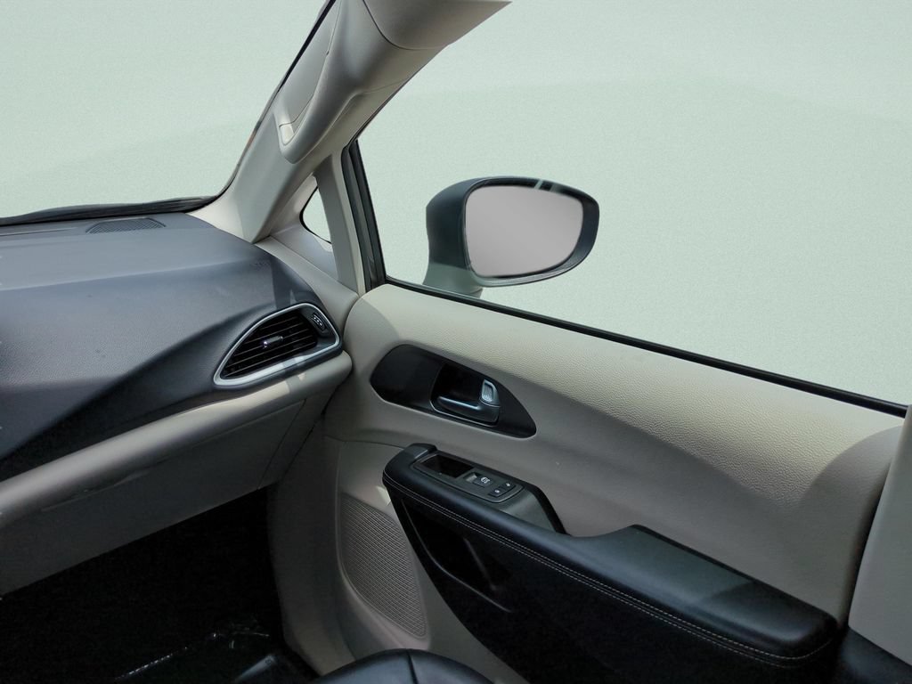 Used 2023 Chrysler Pacifica Touring-L FWD image 13
