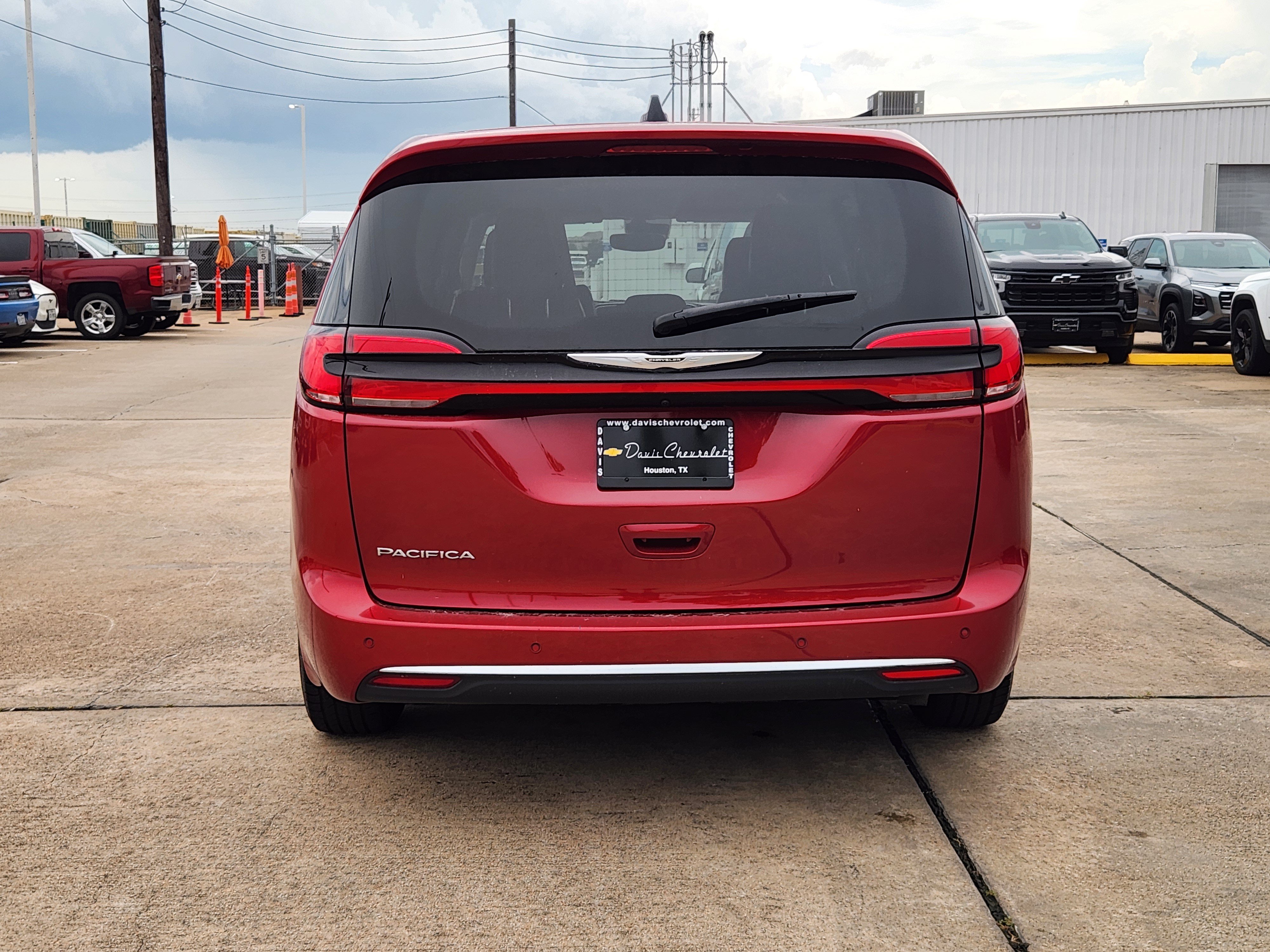 Used 2024 Chrysler Pacifica Touring-L FWD image 7