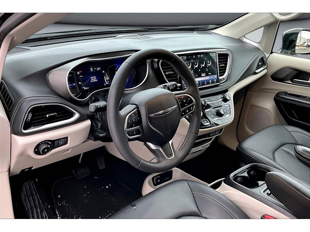 Certified 2024 Chrysler Pacifica Select image 15