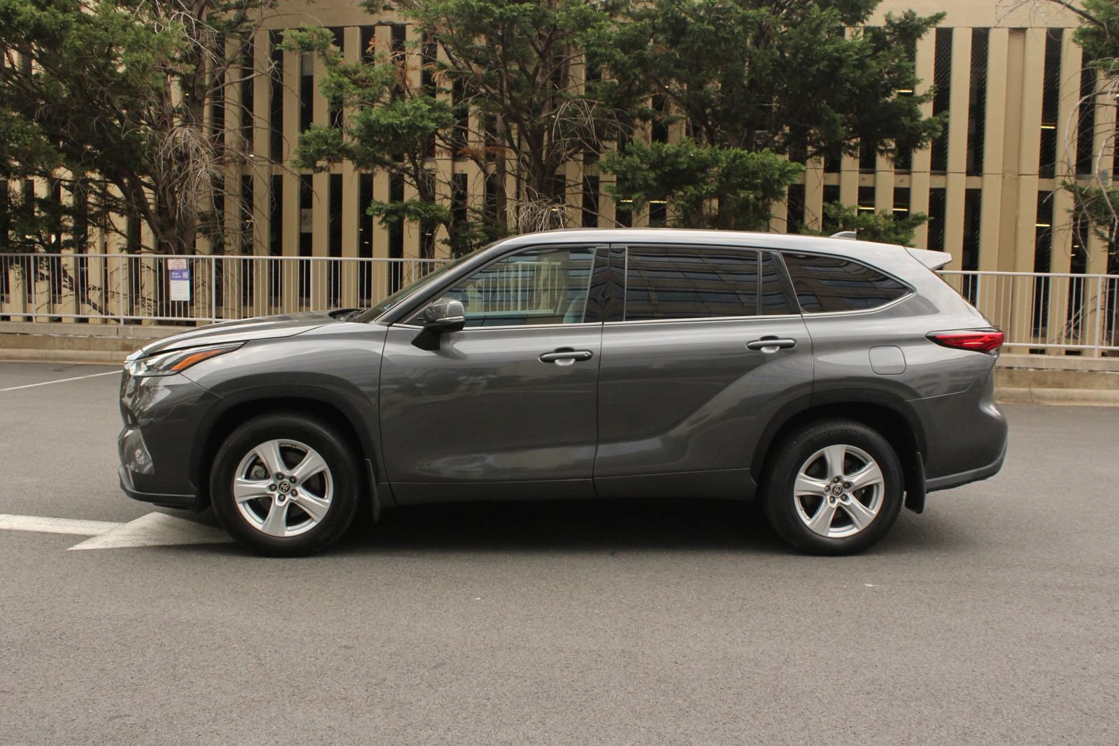 Used 2021 Toyota Highlander LE AWD/4WD image 12