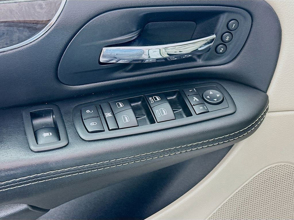 Used 2014 Chrysler Town & Country Limited image 18