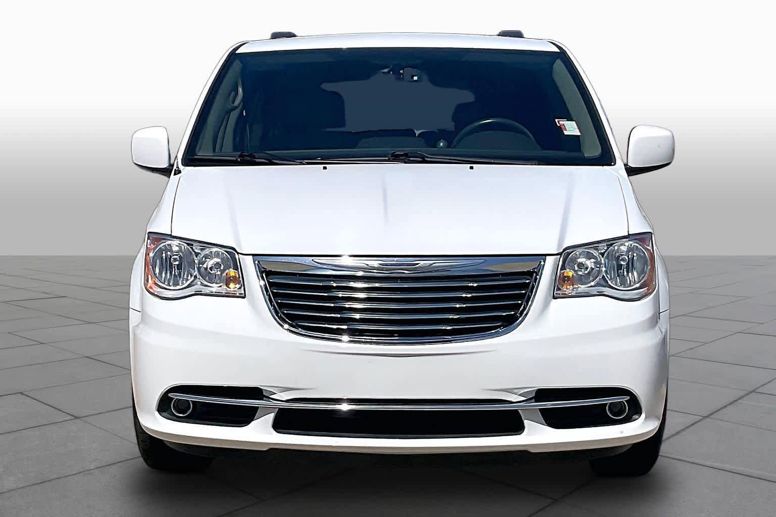Used 2016 Chrysler Town & Country Touring FWD image 4