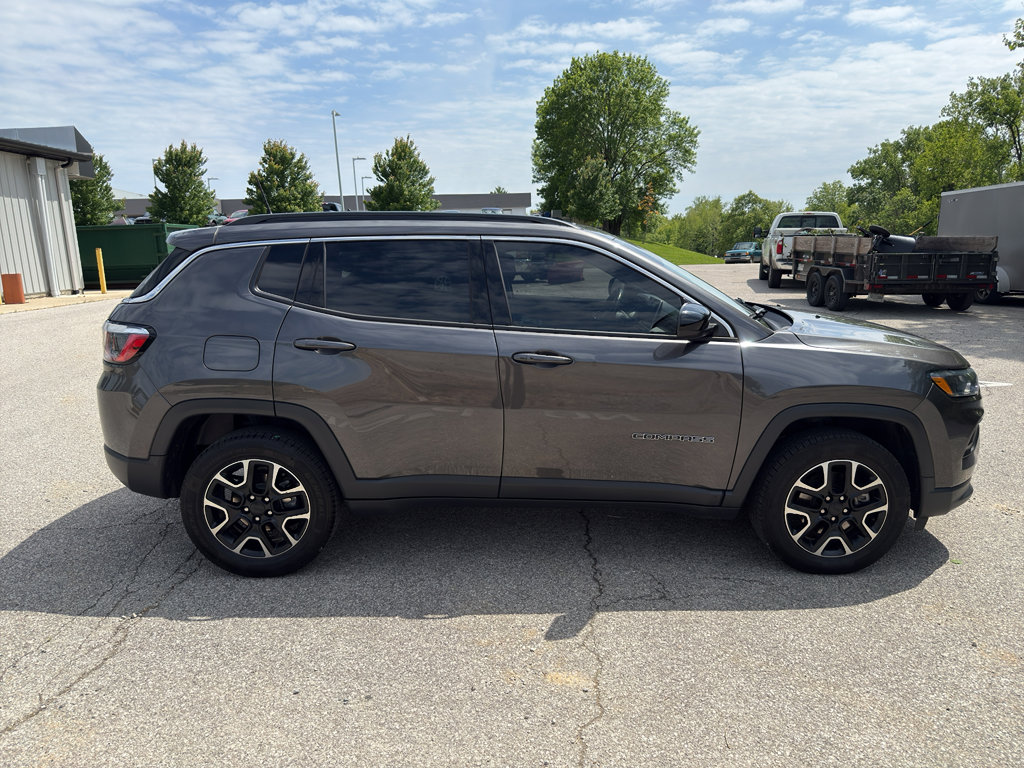 Used 2022 Jeep Compass Latitude w/ Sun and Sound Group AWD/4WD image 5
