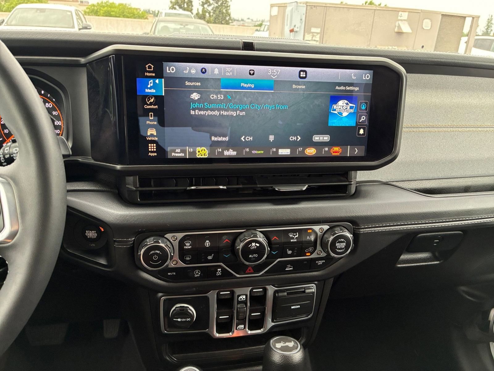 Used 2025 Jeep Wrangler Sahara image 17