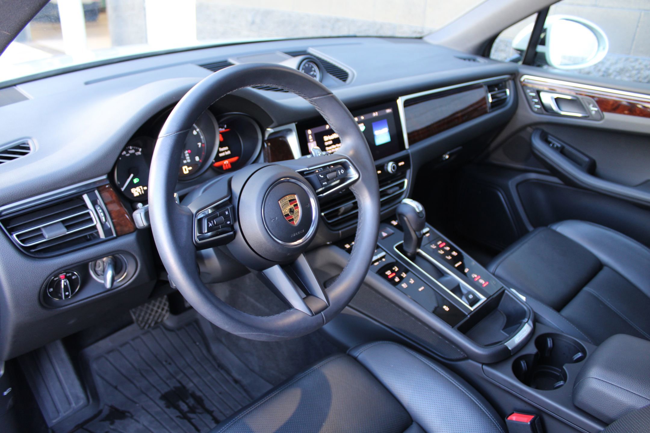 Certified 2023 Porsche Macan image 4