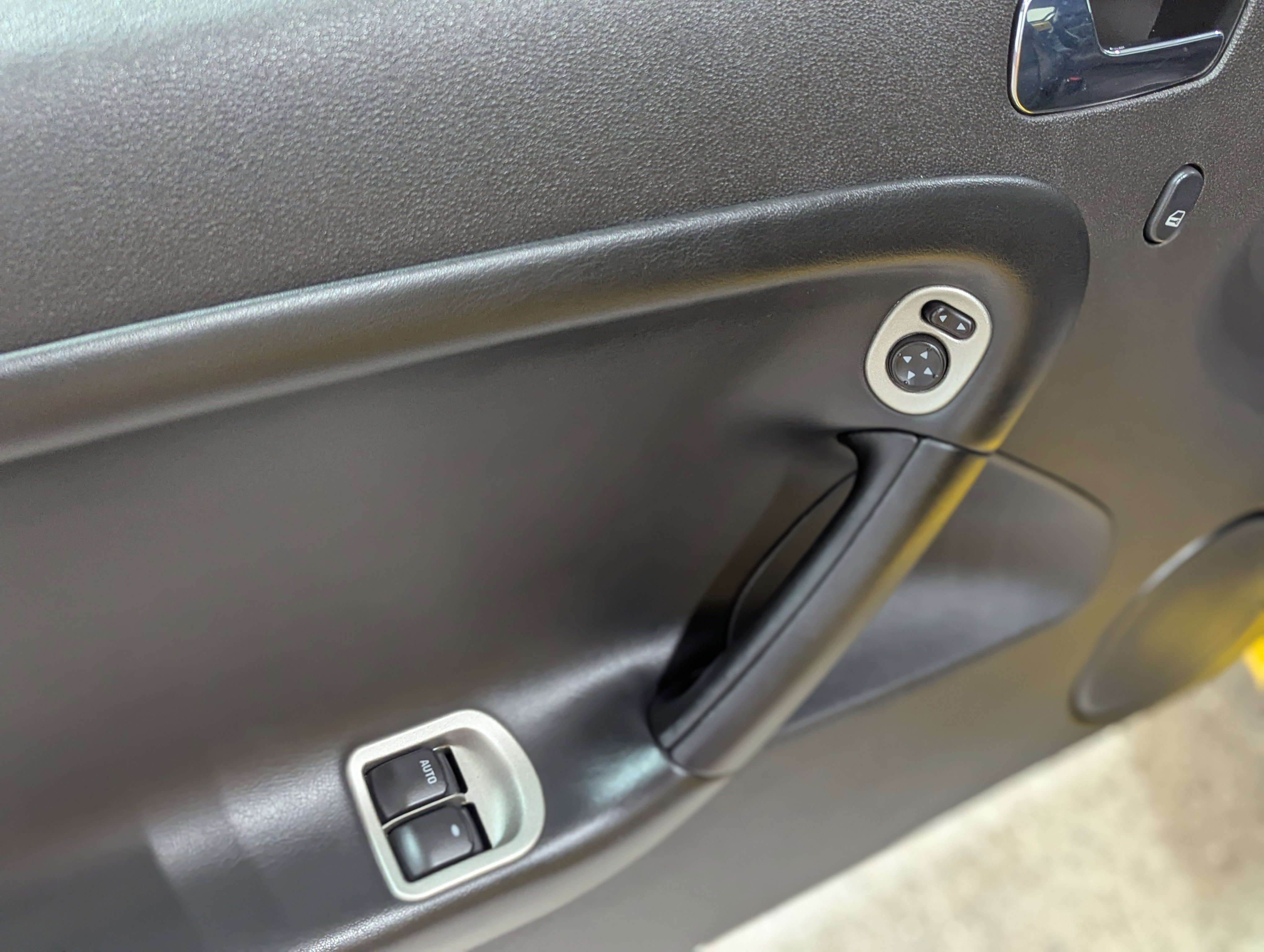 Used 2008 Pontiac Solstice Convertible w/ Premium Package RWD image 10