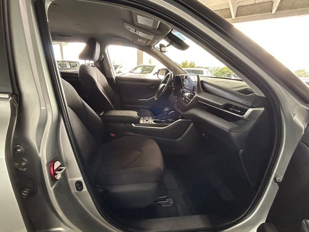 Used 2023 Toyota Highlander LE image 29