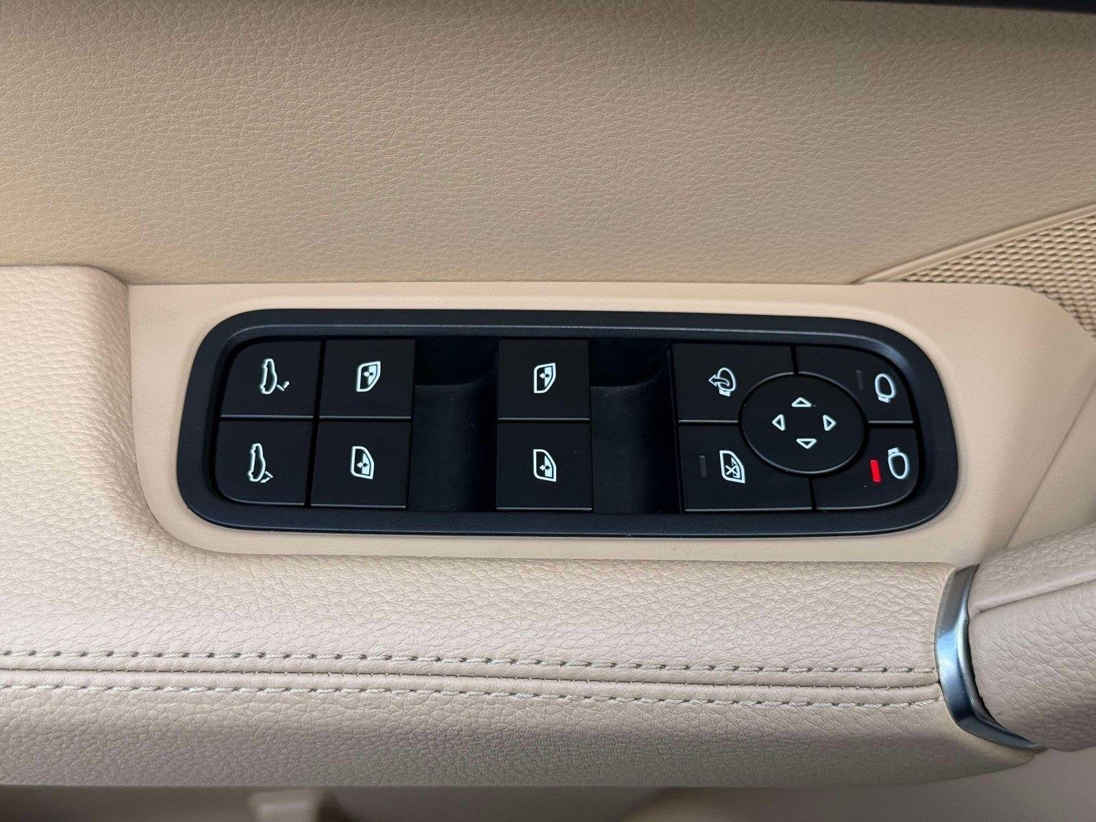 Used 2022 Porsche Cayenne w/ Premium Package image 40