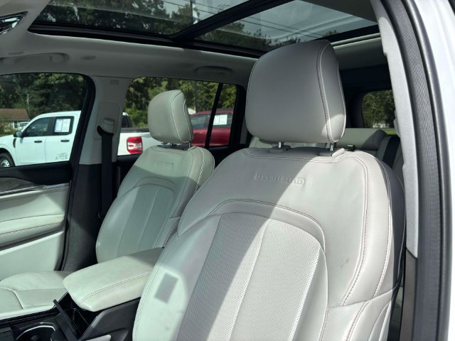 Used 2022 Jeep Grand Cherokee Overland w/ MOPAR Finishing Package AWD/4WD image 10