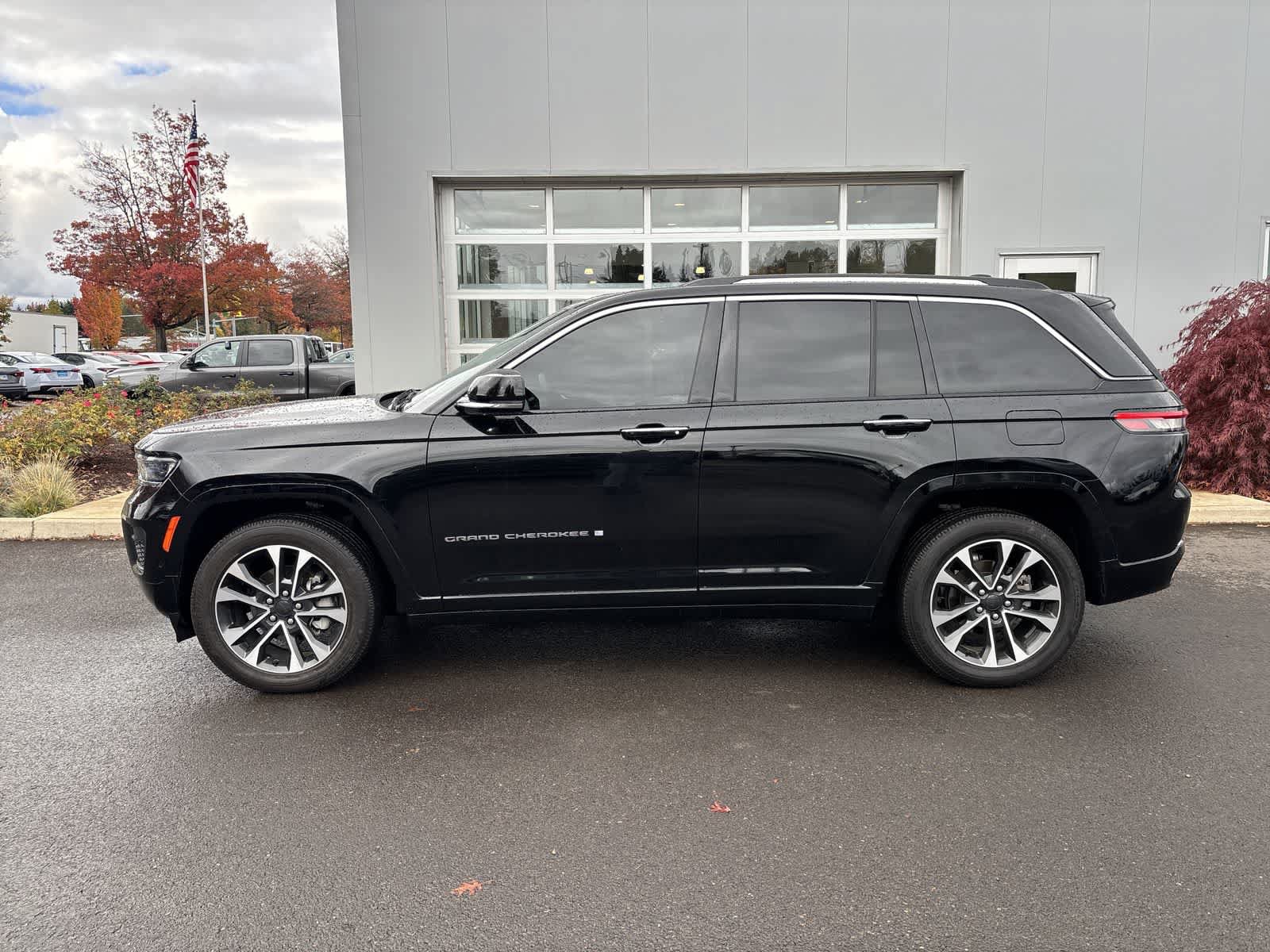 Certified 2022 Jeep Grand Cherokee Overland AWD/4WD image 2