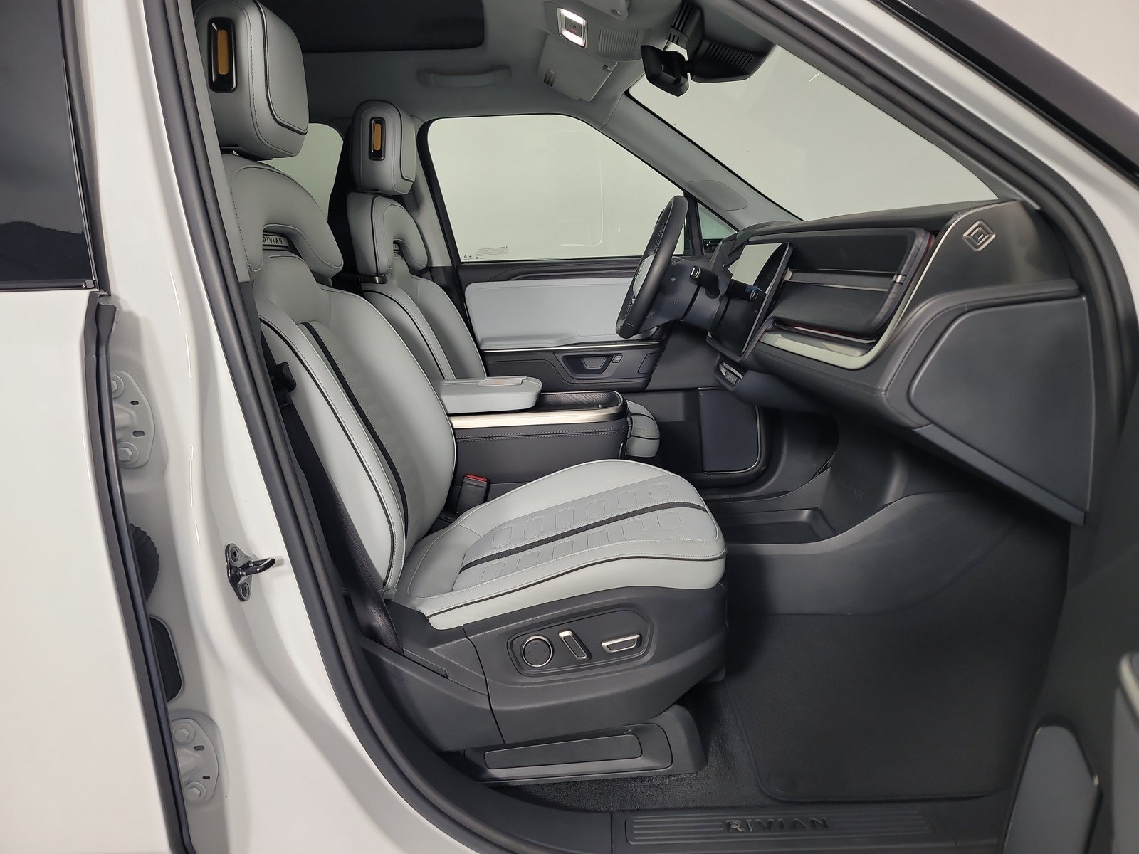 Used 2025 Rivian R1S Adventure AWD/4WD image 24
