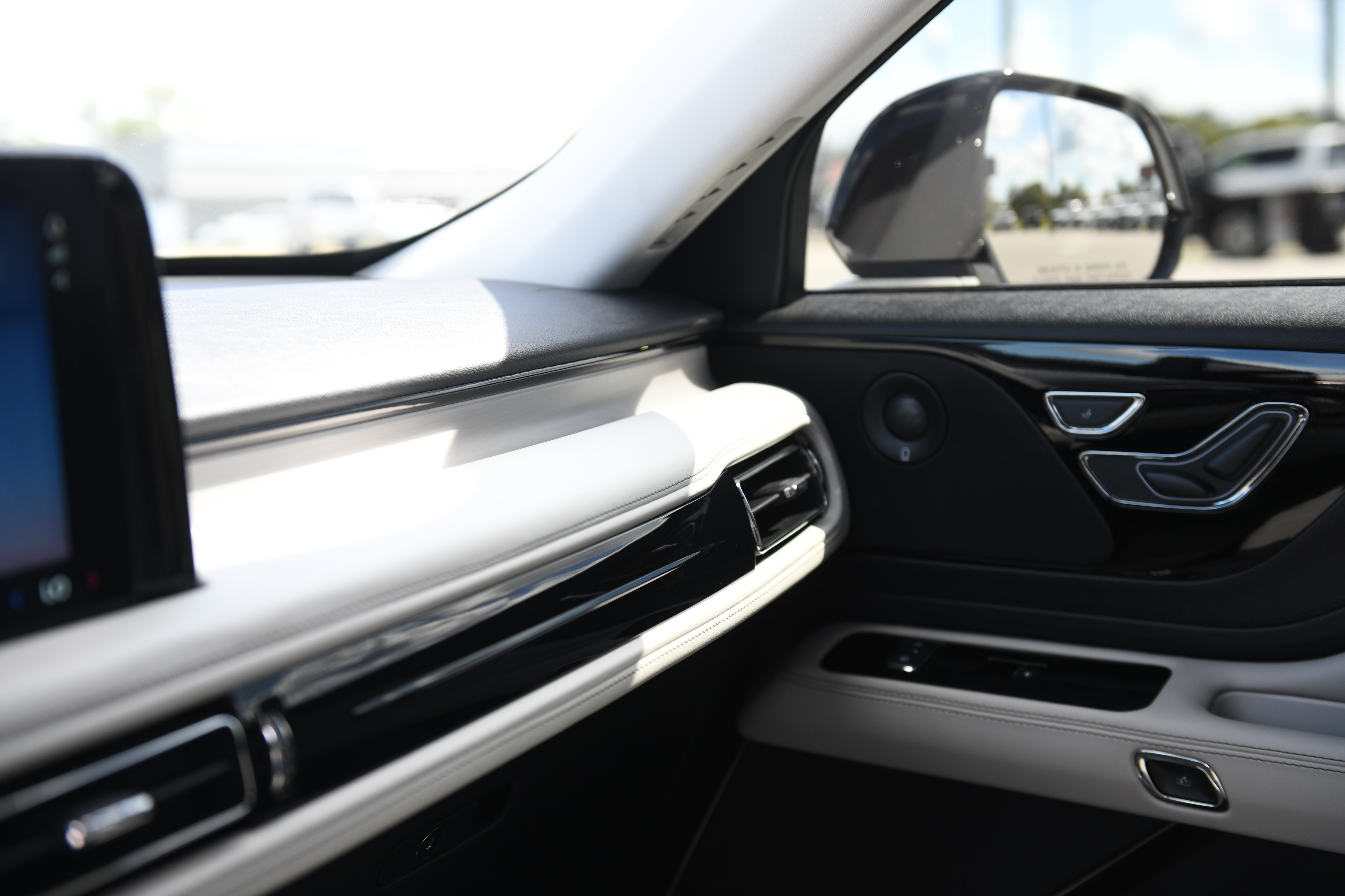 Used 2025 Lincoln Aviator Reserve w/ Jet Appearance Package RWD image 25