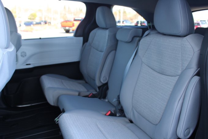 New 2026 Toyota Sienna LE FWD image 13