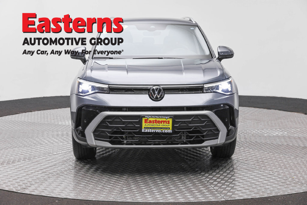 Used 2025 Volkswagen Taos SE AWD/4WD image 3