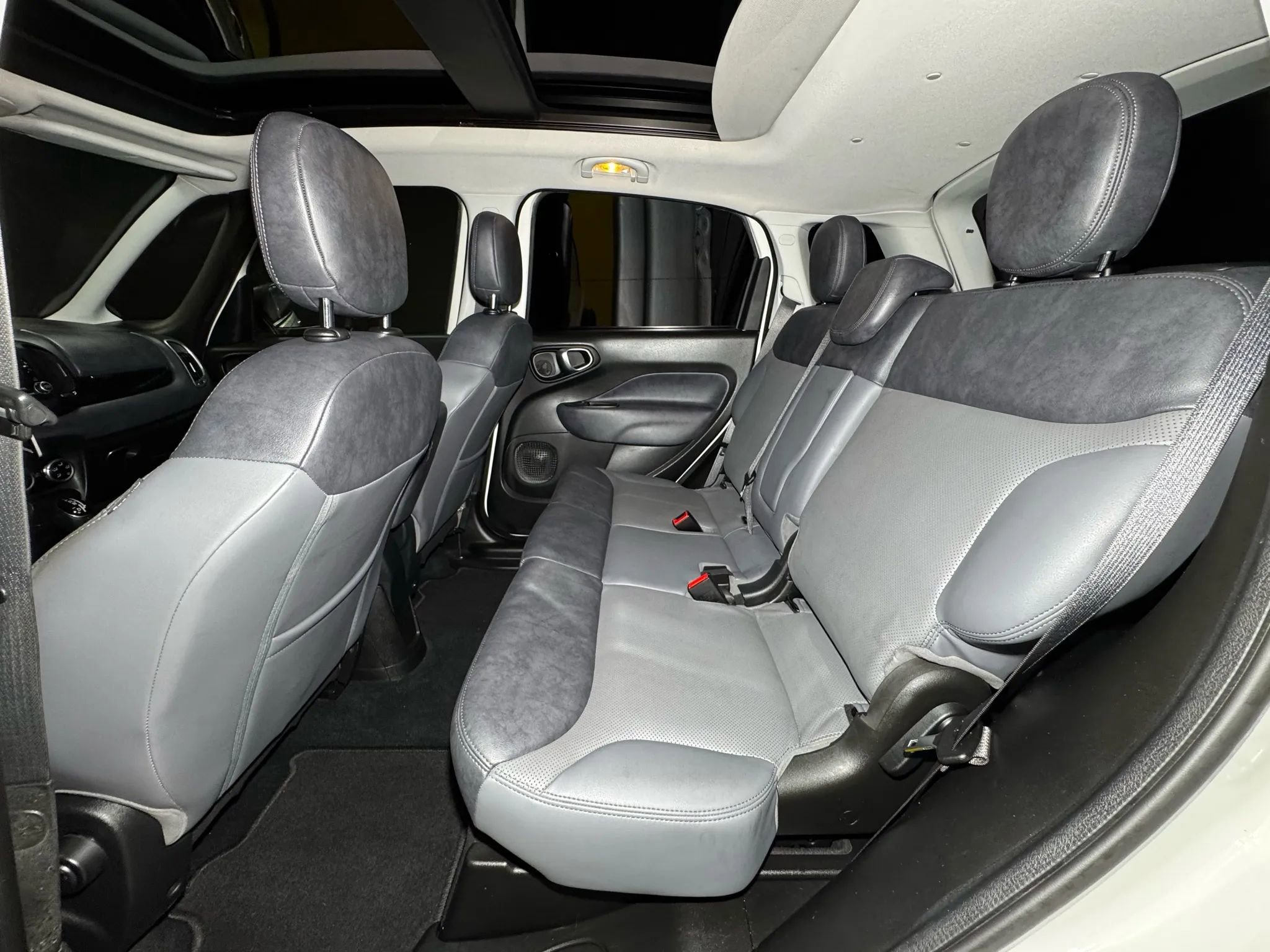 Used 2017 FIAT 500L Trekking w/ Dual-Pane Sunroof Package FWD image 17