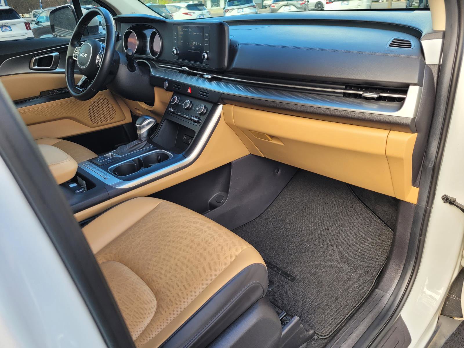 Used 2024 Kia Carnival LX image 21