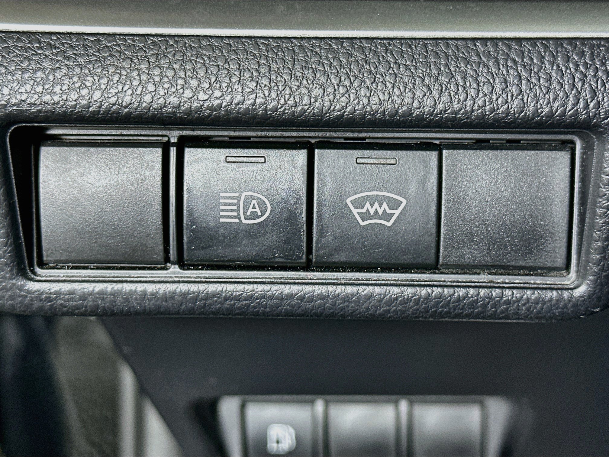 Used 2025 Toyota Prius LE FWD image 17