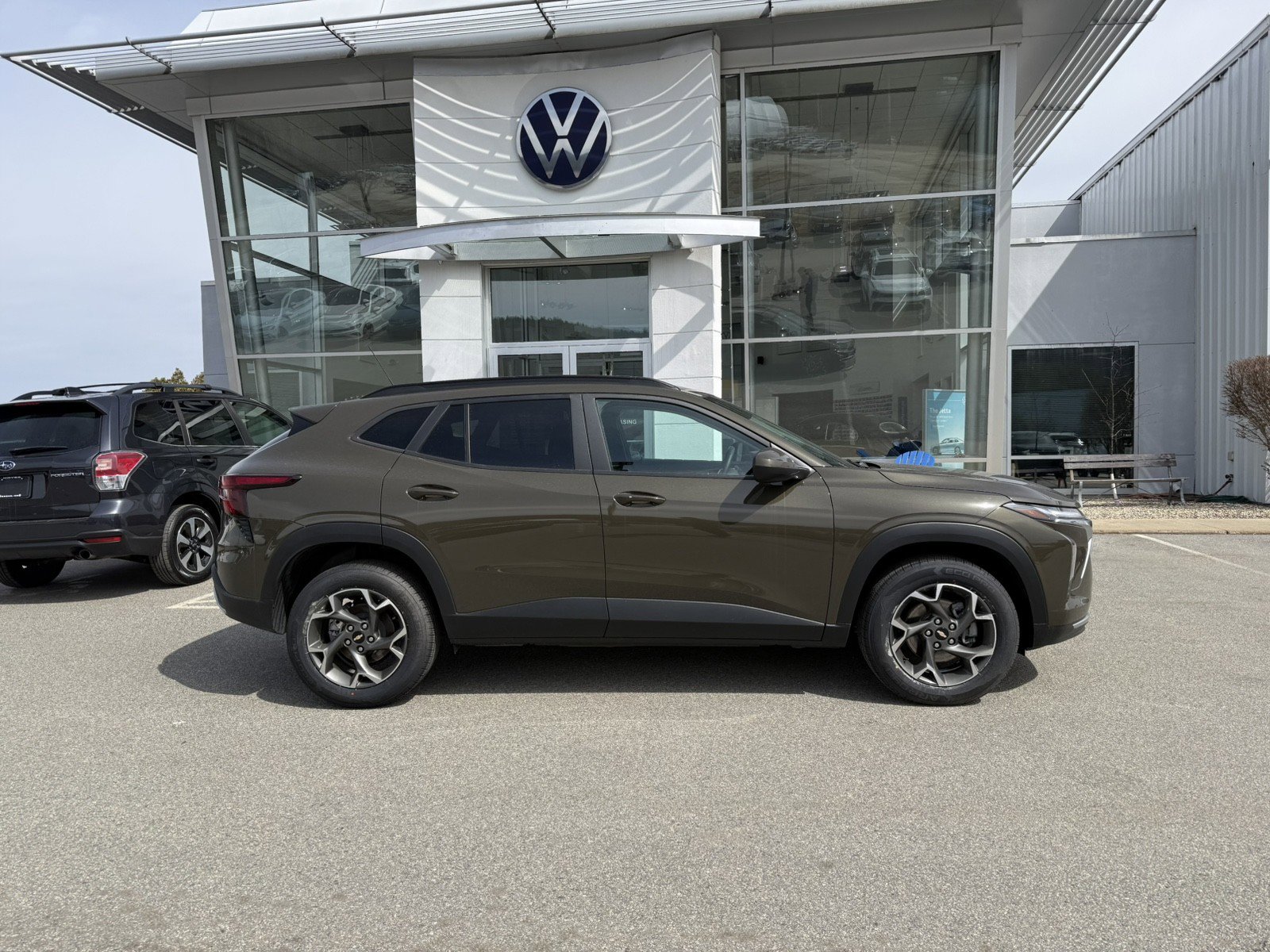 Used 2024 Chevrolet Trax LT w/ LT Convenience Package image 2