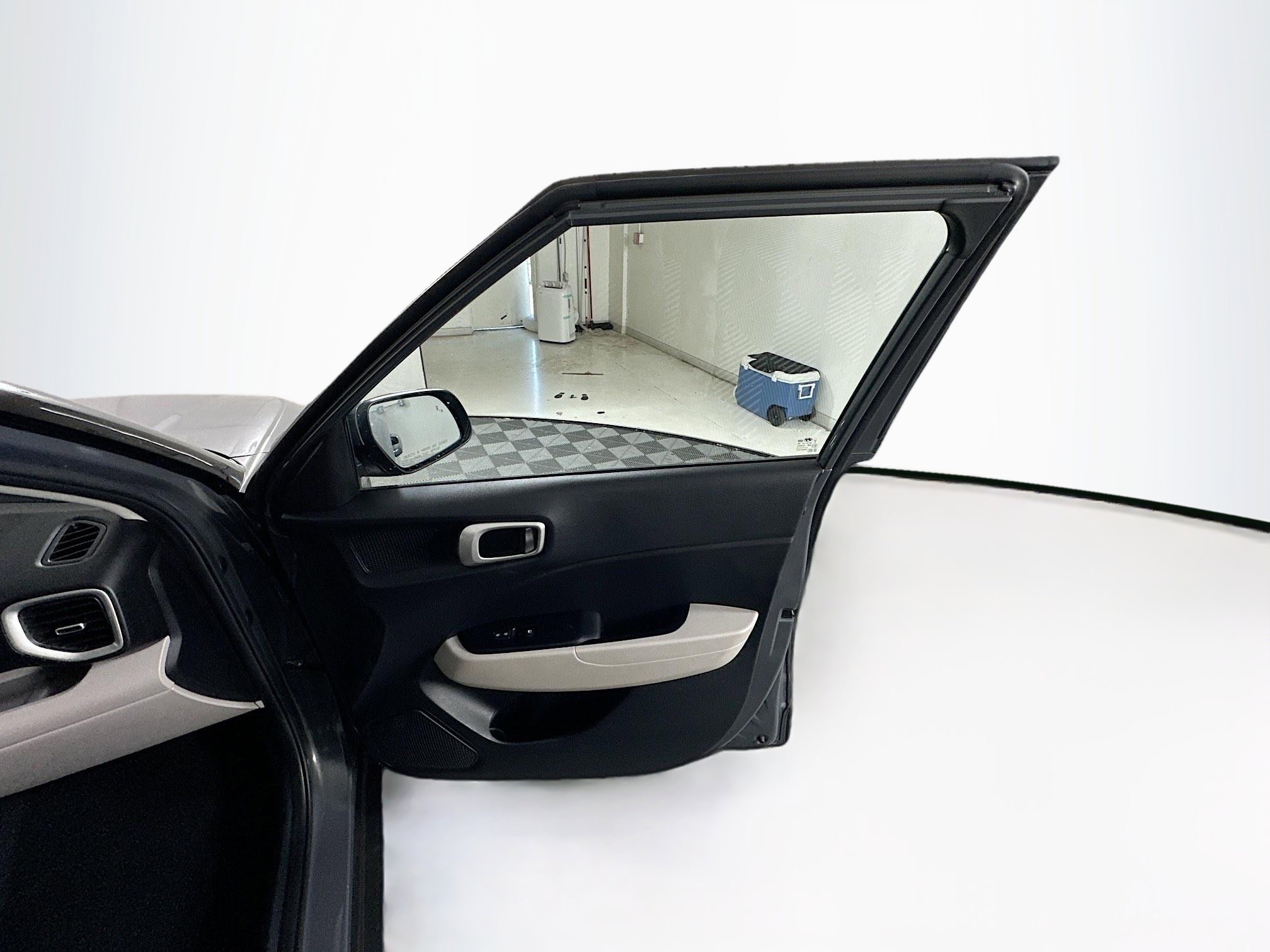 Used 2025 Hyundai Venue SEL FWD image 31
