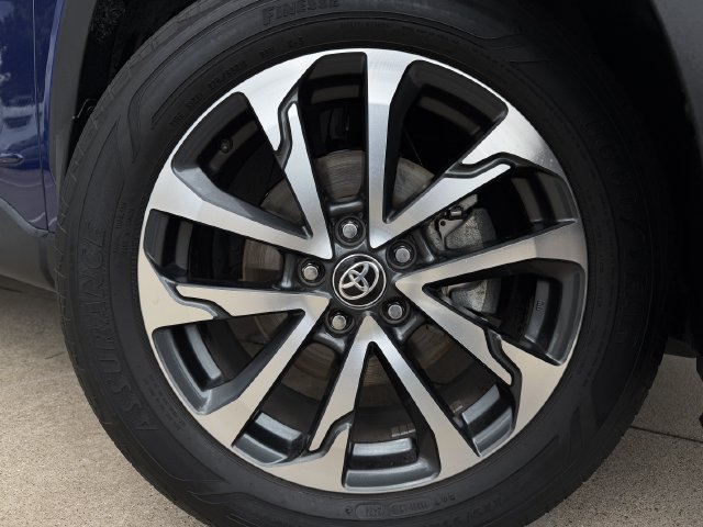 Used 2024 Toyota Corolla Cross XLE w/ Convenience Package FWD image 9
