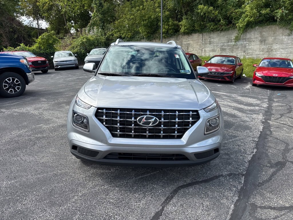 Used 2023 Hyundai Venue SEL image 2